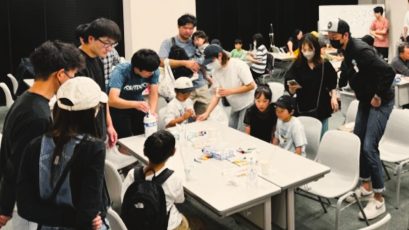 テーブルで体験に取り組む子どもたち
