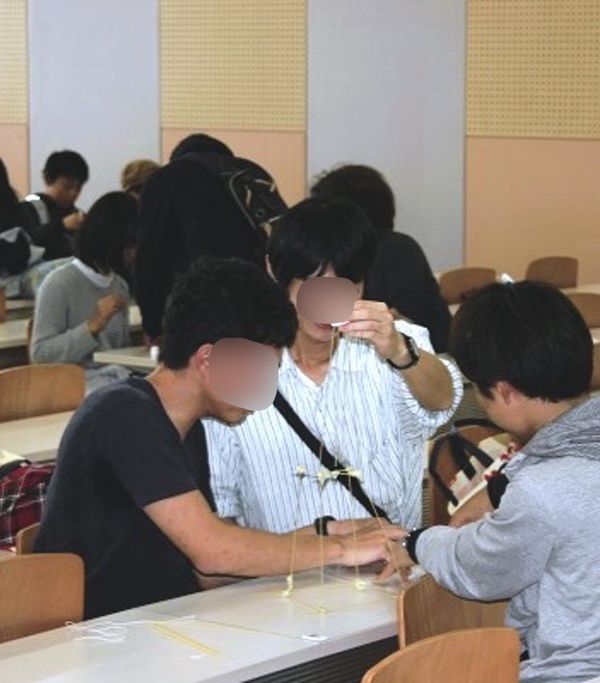 パスタとマシュマロでタワーづくりに挑戦