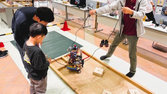 ロボットの操縦を体験する子ども