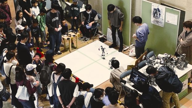 ロボットの展示を囲む来場者